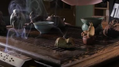 Geleneksel Çince çay töreni ve kil bir bardak çay dökün. Kepçe yardımıyla dökme çay