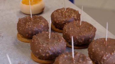 Vişneli cheesecake masanın üzerinde. Tatil için seçici odak mini kek çikolata ve meyve çeşitli servis. Meyve kek çilek ile. Fransız macaroons ıspanak katman pasta ve yığını.