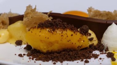 Vişneli cheesecake masanın üzerinde. Tatil için seçici odak mini kek çikolata ve meyve çeşitli servis. Meyve kek çilek ile. Fransız macaroons ıspanak katman pasta ve yığını.
