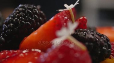 Vişneli cheesecake masanın üzerinde. Tatil için seçici odak mini kek çikolata ve meyve çeşitli servis. Meyve kek çilek ile. Fransız macaroons ıspanak katman pasta ve yığını.