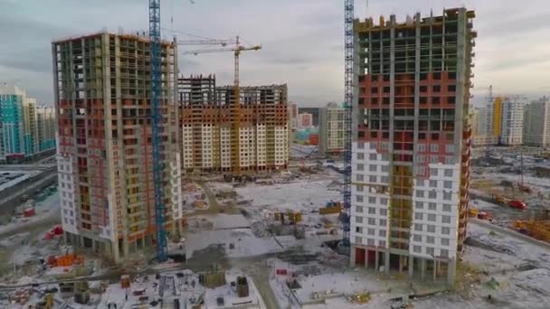 建設日光で黄色の建設用クレーンの超高層ビルの下アパートのブロックの建物のサイト。クレーンの建物と青空建築 — ストック動画