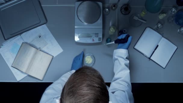マイクロタイター プレートに液体を注入する検査技師。科学の実験では、シャーレ。ウイルスが細胞をシャーレを保持している科学者。ウイルスの概念。研究室、生物学、ペトリ皿. — ストック動画
