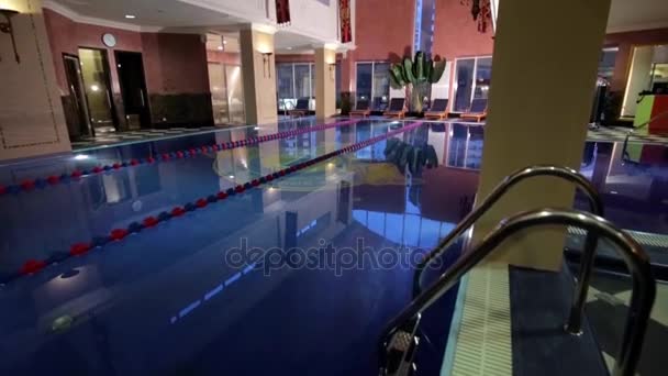 Casa moderna con piscina. Arquitectura, casa con jardín, Piscina cubierta. Piscinas de lujo en un hotel moderno. Hermosa piscina de lujo en el complejo de piscina del hotel — Vídeos de Stock