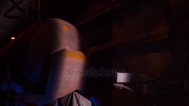 Yük vagon hangara petrol için. bir yük vagon yük vagonu kutusunda sıvılar için gösteri. Büyük demir eski arabalar. Varil nakliye petrol ürünleri için. Bir yük treni tren raylarda.