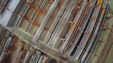 Eski fabrika otomatik bileşenleri üretim. Ambar bir alüminyum boru. metal boru üretimi. Boru kaynak. Sanayi Bölgesi, çelik boru hatları ve donanımları. Bir depoda metal borular