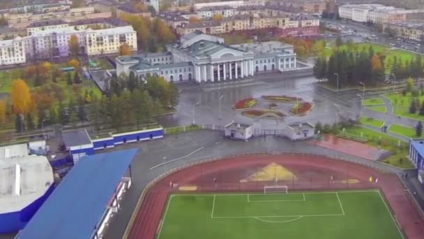 Vista aérea na Universidade. Vista universitária do céu e do campo de futebol. Vista aérea na Universidade Chelyabinsk. Universidade do Governo do Sul - Chelyabinsk — Vídeo de Stock