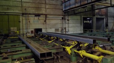 Eski fabrika otomatik bileşenleri üretim. Ambar bir alüminyum boru. metal boru üretimi. Boru kaynak. Sanayi Bölgesi, çelik boru hatları ve donanımları. Bir depoda metal borular