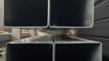 Metal boru profil ve güneş içinde belgili tanımlık geçmiş. Taşıma, sac metal profilleri kapatın. Metal ve alüminyum profil kanal kullanılmak üzere yapıları, depo. Bükülmüş metal profil kanal. Fabrika