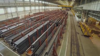 Eski fabrika otomatik bileşenleri üretim. Ambar bir alüminyum boru. metal boru üretimi. Boru kaynak. Sanayi Bölgesi, çelik boru hatları ve donanımları. Bir depoda metal borular