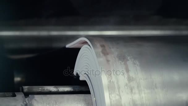 Gamla fabriken av auto komponenter produktionen. Lager av ett aluminiumrör. produktionen av metallrör. Pipe svetsning. Industriområde, stål rörledningar och utrustning. Metallrör i ett lager — Stockvideo