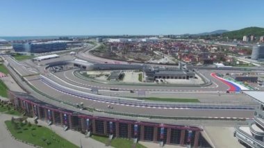 Formula 1 parça Sochi, Sochi Olimpiyat Köyü. Şantiye Stadyumu yakın kasaba ve dağlar yarış yaz güneşli gün için. Havadan görünümü. Pectator Aerrial görünümünde F1 Rus standları