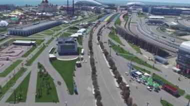 Formula 1 parça Sochi, Sochi Olimpiyat Köyü. Şantiye Stadyumu yakın kasaba ve dağlar yarış yaz güneşli gün için. Havadan görünümü. Pectator Aerrial görünümünde F1 Rus standları