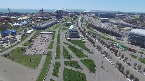 Formula 1 parça Sochi, Sochi Olimpiyat Köyü. Şantiye Stadyumu yakın kasaba ve dağlar yarış yaz güneşli gün için. Havadan görünümü. Pectator Aerrial görünümünde F1 Rus standları — Stok video