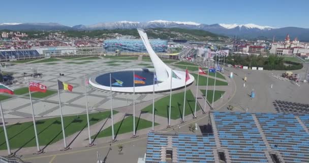在奥林匹克公园空中的索契，俄罗斯索契奥林匹克火碗。索契奥林匹克火碗在公园里。中央斯特拉和体育场菲为冬季运动会建造。奥林匹克冬季运动会 2014年的对象 — 图库视频影像