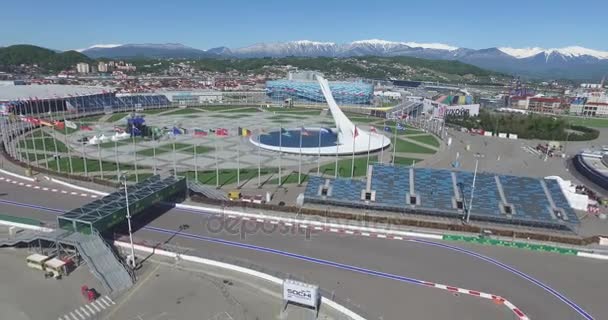 SOCHI, RUSSIA Sochi Olympic Fire Bowl no Olympic Park Aerial. Sochi Olympic Fire Bowl no Parque. Central stella e Estádio Fisht construído para Jogos de Inverno. Objetos olímpicos de jogos de inverno 2014 — Vídeo de Stock