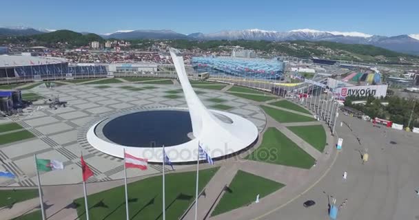 SOCHI, RUSSIE Coupe olympique de tir de Sotchi dans le parc olympique Aérien. Bowl de feu olympique de Sotchi dans le parc. Stella centrale et Stade Fisht construit pour les Jeux d'hiver. Objets olympiques des jeux d'hiver 2014 — Video