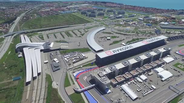 Formula 1 parça Sochi, Sochi Olimpiyat Köyü. Şantiye Stadyumu yakın kasaba ve dağlar yarış yaz güneşli gün için. Havadan görünümü. Pectator Aerrial görünümünde F1 Rus standları — Stok video