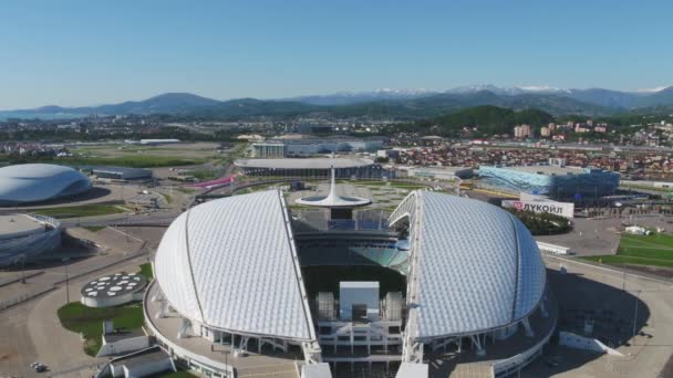 Estádio de futebol aéreo Fischt. Sochi, Adler, Rússia, Tocha Olímpica e Estádio Fisht construído para os Jogos Olímpicos de Inverno de 2014. Estádio fischt, a principal área cerimonial, a tigela de chama olímpica em Soch . — Vídeo de Stock