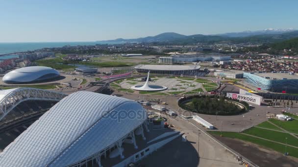 Hava Futbol Stadyumu Fischt. Kış Olimpiyat Oyunları 2014 için inşa Soçi, Adler, Rusya Federasyonu, Olimpiyat Meşalesi ve Fisht Stadyumu. Stadyum fischt, ana tören alanı, Soch Olimpiyat meşalesinin kapta. — Stok video