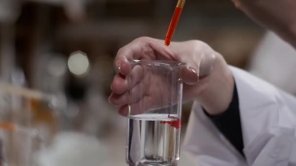 Un jeune scientifique travaille dans un laboratoire de biologie moderne. Un chercheur en blouse de laboratoire étudiant une pièce d'équipement pour une expérience. La microélectronique. La science, concept de laboratoire scientifique — Video