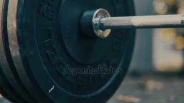 Siyah halter asfalt üzerinde yeşil halter güneş Closeup güneşte tabaklar.
