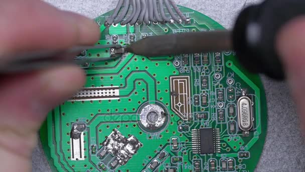 Microcircuito in fase di fissaggio con saldatore. Concetto di riparazione computer. Pinzette con chip e saldatore. saldatore e microcircuito. microcircuito, microchip, circuito integrato — Video Stock