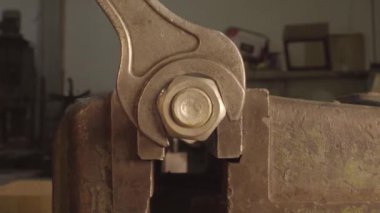 Demir anahtarı elinde büyük onaltılık cıvata unscrews. İngiliz anahtarı raf katlama mavi metal krom somun sıkma. Demir anahtarı elinde büyük onaltılık cıvata unscrews. İngiliz anahtarı çelik araçları onarım için