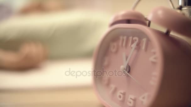 Romantik çalar saat ve çiçekler başucundaki. Çalar saat ve başucundaki okuma lâmbası. Vintage metal analog alarm saat Arapça sayılar ve kurmalı mekanizması ile. Retro görünüm çam yatak odası — Stok video