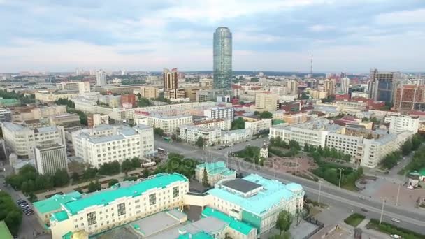 Linha aérea do centro da cidade de Ecaterimburgo e rio Iset. Ekaterinburg é a quarta maior cidade da Rússia e o centro do Oblast de Sverdlovsk. Vista aérea para a parte central de Ecaterimburgo, vista — Vídeo de Stock