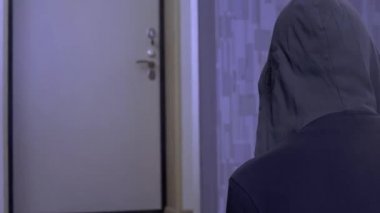 Kapı levye daire soygun ile kesmek. Daire giriş kapısı patlama soyguncular. oturan ve soyguncular bir evine gizlice bekleyen bir adam. Kapı kolu