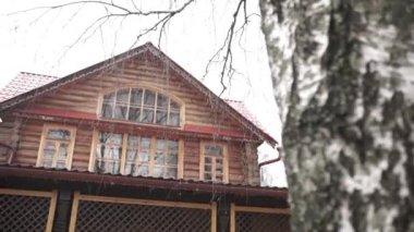 Ahşap ev ormanın içinde. antika ahşap köy Avrupa'nın kalbinde. Bir ahşap günlük ev mimarisi