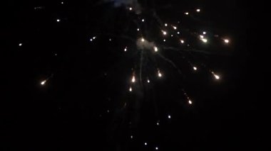 Havai fişek. Bir gece gökyüzünde kutlama parlak havai fişek. Moskova renkli gece gökyüzünde havai fişek.