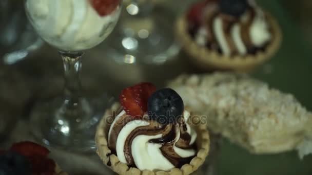 Νόστιμα κέικ με μούρα. Σοκολάτα cupcakes διακοσμημένα με κρέμα τριαντάφυλλο με την καρδιά. Σοκολάτα cupcakes διακοσμημένα με κρέμα τριαντάφυλλο με καρδιά — Αρχείο Βίντεο