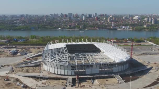 Vue aérienne sur la construction et la reconstruction du stade de football. Reconstruction du stade pour accueillir les matchs du championnat du monde de football en 2018. La Russie. Une entreprise de construction construit un stade — Video