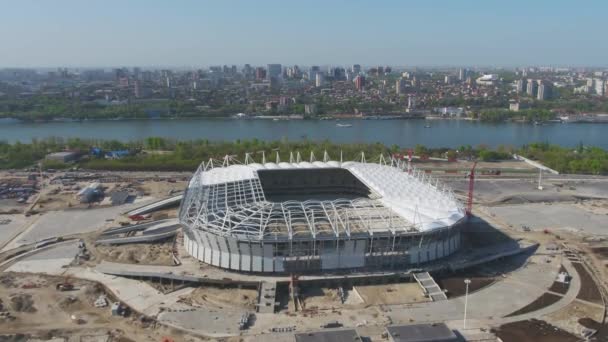 Letecký pohled na výstavbu a rekonstrukci fotbalového stadionu. Rekonstrukce stadionu hostit zápasy mistrovství světa v kopané v roce 2018. Rusko. Stavební společnost založena na stadionu — Stock video