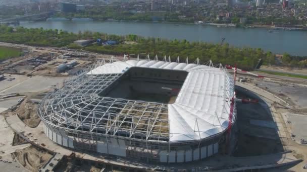 Vista aérea sobre a construção e reconstrução do estádio de futebol. Reconstrução do estádio para sediar jogos do campeonato mundial de futebol em 2018. A Rússia. Empresa de construção constrói um estádio — Vídeo de Stock