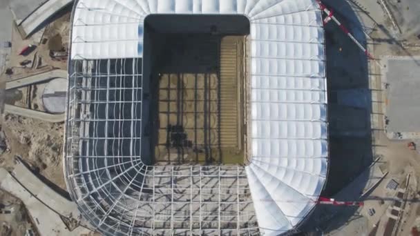 Luchtfoto van het bouwwerk en wederopbouw van voetbalstadion. Reconstructie van het stadion naar host wedstrijden van het Wereldkampioenschap voetbal in 2018. Rusland. Bouwbedrijf bouwt een stadion — Stockvideo