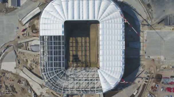 Letecký pohled na výstavbu a rekonstrukci fotbalového stadionu. Rekonstrukce stadionu hostit zápasy mistrovství světa v kopané v roce 2018. Rusko. Stavební společnost založena na stadionu — Stock video