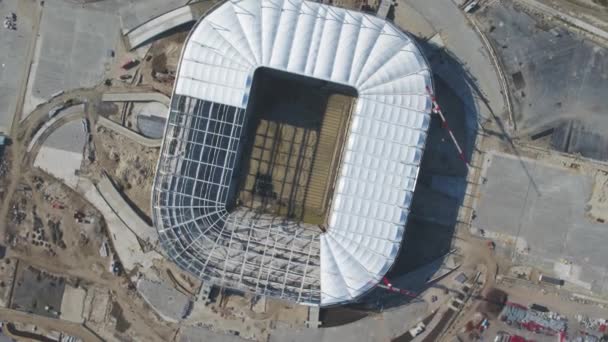 Luchtfoto van het bouwwerk en wederopbouw van voetbalstadion. Reconstructie van het stadion naar host wedstrijden van het Wereldkampioenschap voetbal in 2018. Rusland. Bouwbedrijf bouwt een stadion — Stockvideo