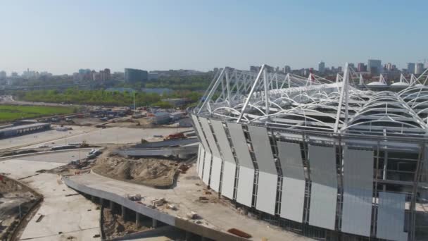Luftaufnahme vom Bau und Wiederaufbau des Fußballstadions. Umbau des Stadions für die Austragung der Fußballweltmeisterschaft 2018 in Russland. Baufirma baut ein Stadion — Stockvideo