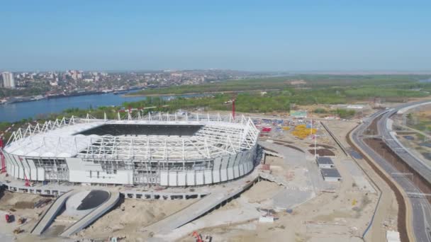 Vista aérea de la construcción y reconstrucción del estadio de fútbol. Reconstrucción del estadio para albergar partidos del campeonato mundial de fútbol en 2018. Rusia. Empresa constructora construye un estadio — Vídeo de stock