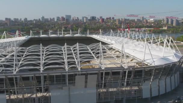 Letecký pohled na výstavbu a rekonstrukci fotbalového stadionu. Rekonstrukce stadionu hostit zápasy mistrovství světa v kopané v roce 2018. Rusko. Stavební společnost založena na stadionu — Stock video