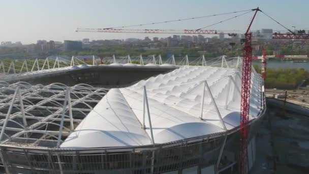 A légi felvétel a építése, felújítása, a labdarúgó-stadion. Fogadó stadion rekonstrukció mérkőzések futball világbajnokság 2018-ban. Oroszország. Építőipari vállalat épít egy stadion — Stock videók