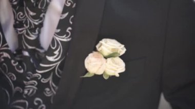Karanfil çiçek bir cebinde. çiçek ceket cebinde. Dekoratif beyaz çiçekli mamülleri cekette tutturulmuş pin. Damat Düğün töreni üzerinde cebinde yaka çiçeği çiçek