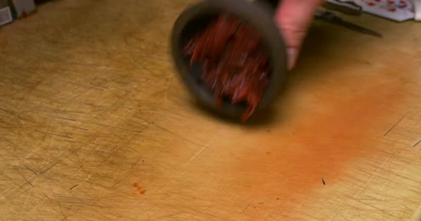 Mans hand pour the tobacco from the shisha bowl of the hookah. Hookah bowl with tobacco leaf. Hookah tobacco in bowl. Preparation of a mixture of tobacco for Smoking hookah. — Stock Video