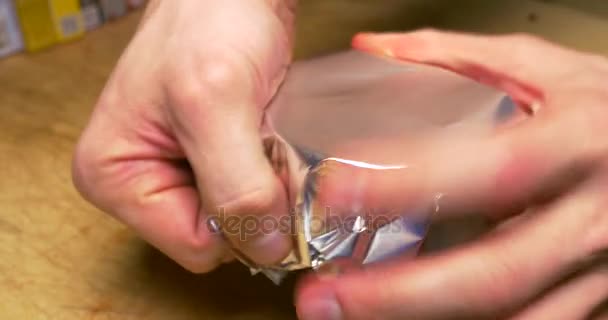 Un hombre prepara una cachimba con papel de aluminio. estiramiento de la lámina en el tazón de Shisha. Hookah. preparación de tabaco. Preparación de la shisha, aka nargile o hookah en un restaurante colocando los carbones en la parte superior — Vídeos de Stock