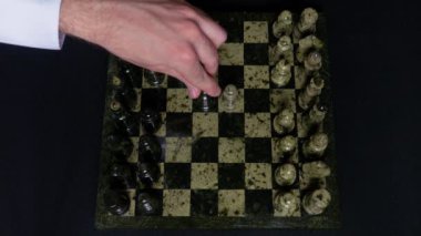 Şah mat. Başlangıç Satranç oyununa rakamlar sıralanır ve bir kişi ilk hareketi yapar. Satranç tahtası üzerinde bir şövalye satranç parça hareketli el. Eller satranç, Şah-mat satrançta mans