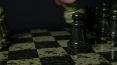 Ghess beyaz at yener siyah piyon. Seçici odak. Satranç, at ve piyon. Detaylarını satranç parça siyah arka plan üzerine.