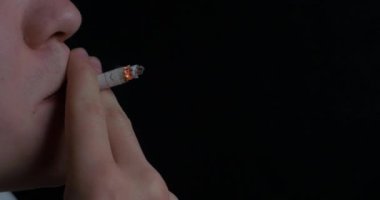 Adam siyah arka plan üzerine Sigara İçilmeyen. Genç adam Sigara İçilmeyen portresi kapatın. Yasaktır. Genç bir adam Sigara