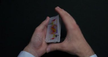 Poker oyunu - kartları karıştırma. Eller shuffing kartları mans. Yakın çekim. Eller iskambil karıştırma mans. Bayiler eller kartları karıştırma sırasında bir poker oyunu